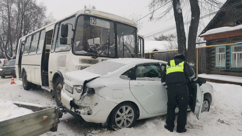 Сразу два ДТП с автобусами произошли в Свердловской области