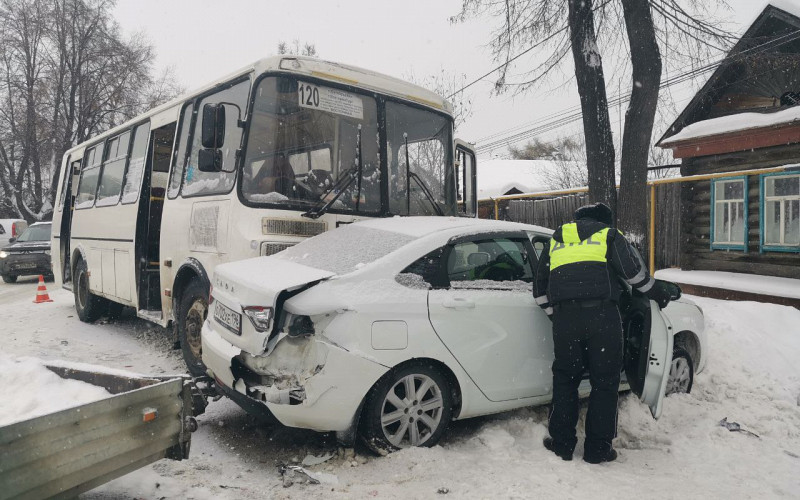 Сразу два ДТП с автобусами произошли в Свердловской области