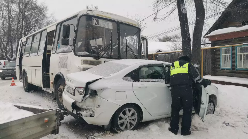 Сразу два ДТП с автобусами произошли в Свердловской области