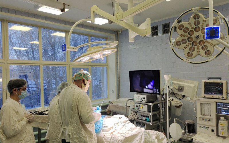 Редкую патологию — кисту урахуса удалили хирурги ЦГБ №7 у юной свердловчанки