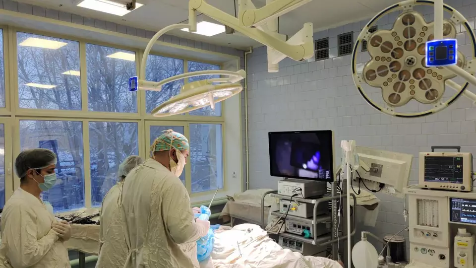 Редкую патологию — кисту урахуса удалили хирурги ЦГБ №7 у юной свердловчанки