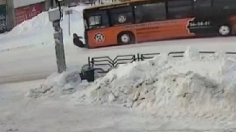 80-летнюю женщину отбросило от пассажирского автобуса в Каменске-Уральском