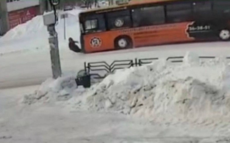 80-летнюю женщину отбросили от пассажирского автобуса в Каменске-Уральском