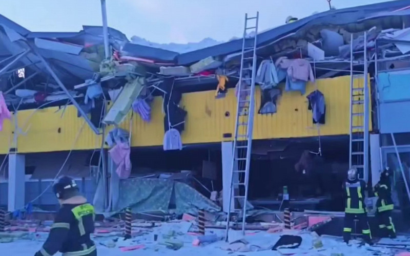 Крыша ТЦ в Новосибирске обрушилась из-за снега: из-под завалов достают людей