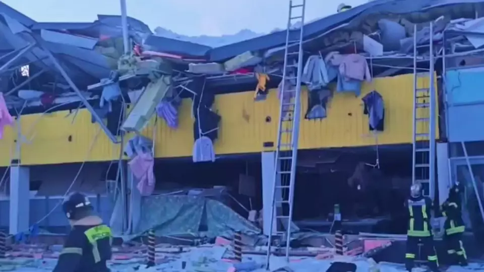 Крыша ТЦ в Новосибирске обрушилась из-за снега: из-под завалов достают людей