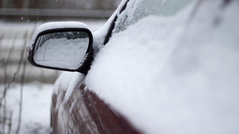 Почему зимой нельзя оставлять на автомобиле снег?