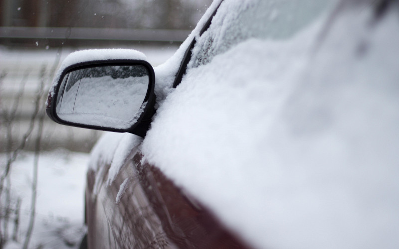 Почему зимой нельзя оставлять на автомобиле снег?