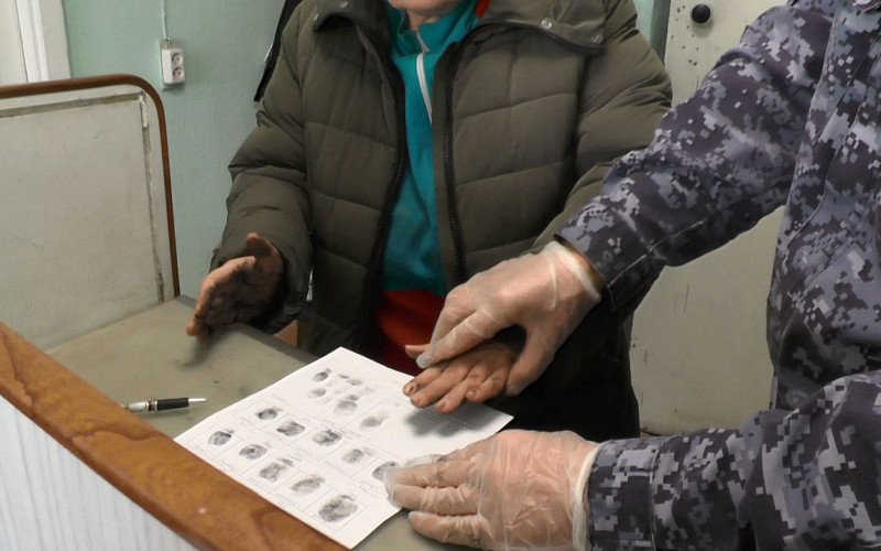 Затушила память венком: в Серове задержали женщину, погасившую Вечный огонь