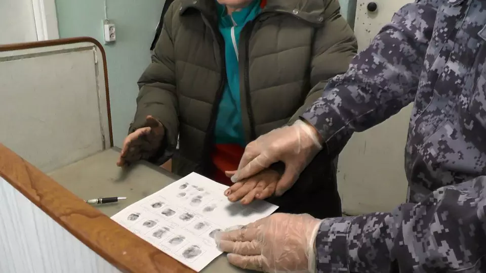 Затушила память венком: в Серове задержали женщину, погасившую Вечный огонь