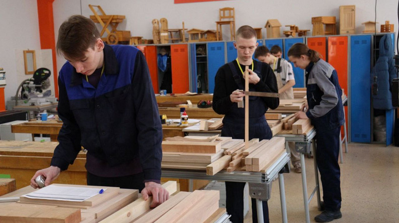 Денис Паслер поздравил уральцев с Днём российского студенчества