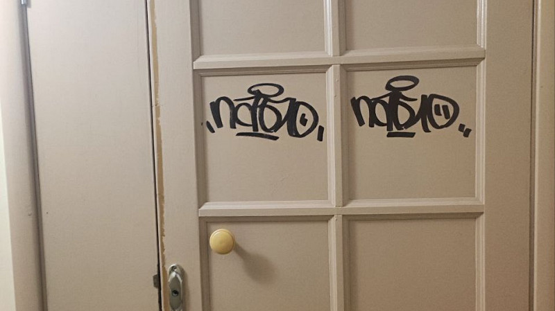 Курьер из Берёзовского, известный как Пабло, оказался автором вандальных надписей в подъездах