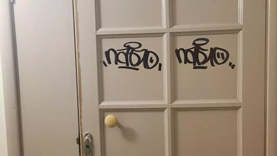 Курьер из Берёзовского, известный как Пабло, оказался автором вандальных надписей в подъездах