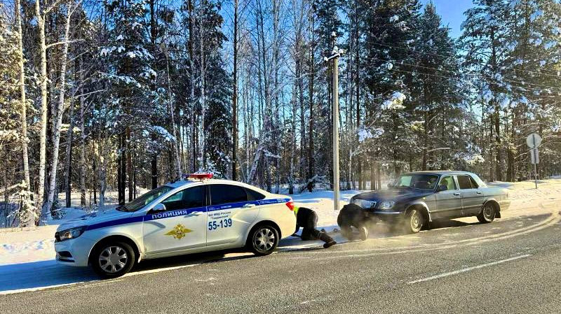Свердловские полицейские помогли пенсионеру, у которого на трассе сломалась машина