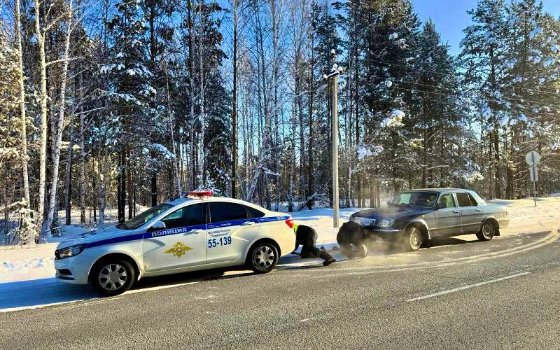 Свердловские полицейские помогли пенсионеру, у которого на трассе сломалась машина
