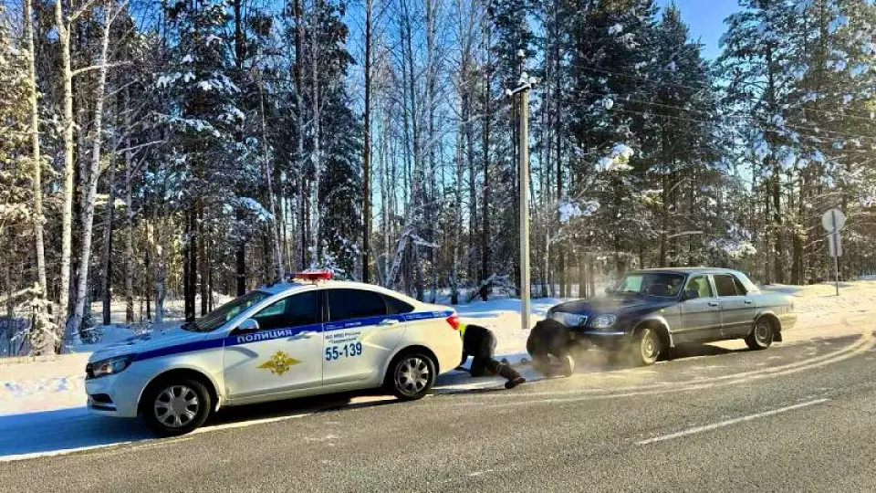 Свердловские полицейские помогли пенсионеру, у которого на трассе сломалась машина