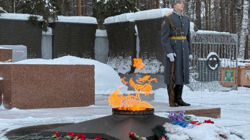 Свердловчане возложили цветы к Вечному огню, почтив память участников Сталинградской битвы