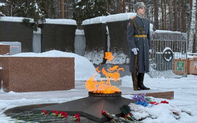 Свердловчане возложили цветы к Вечному огню, почтив память участников Сталинградской битвы