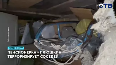 В Екатеринбурге жильцы дома жалуются на квартиру, заваленную мусором