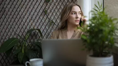 Эффект невидимки: как удалённая работа может замедлить карьерный рост