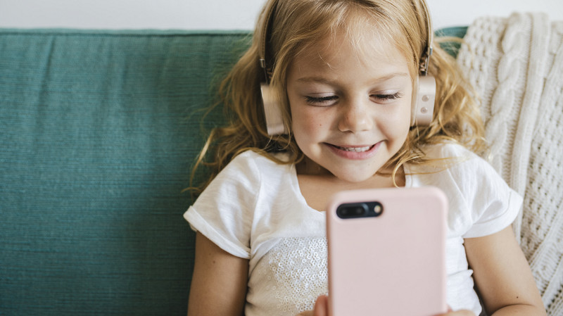 Психолог Демарёва: чтобы защитить ребёнка в сети, нужно развивать критическое мышление и доверие