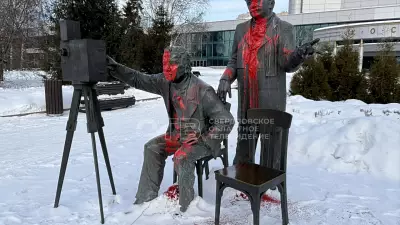 В Екатеринбурге неизвестная облила красной краской памятник братьям Люмьер