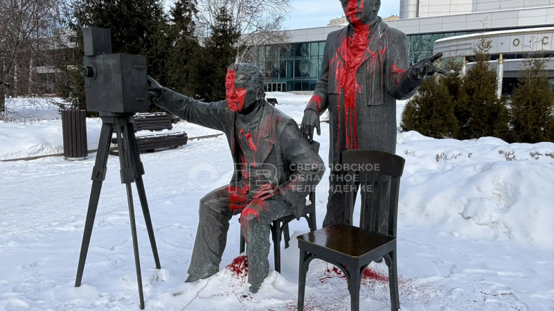 В Екатеринбурге неизвестная облила краской памятник братьям Люмьер