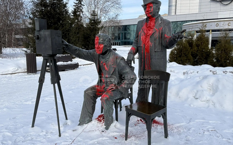 В Екатеринбурге неизвестная облила красной краской памятник братьям Люмьер