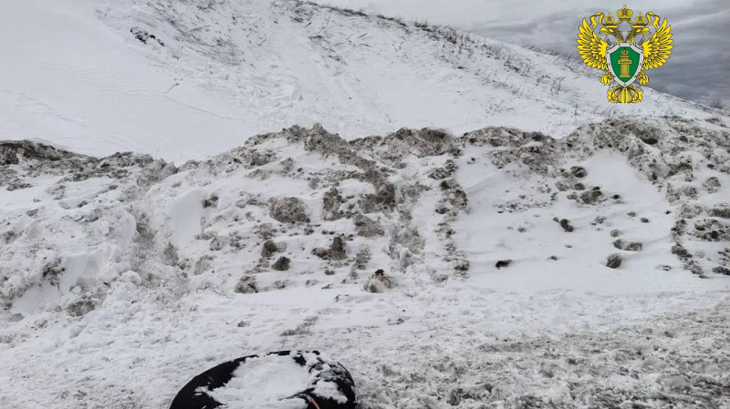 Двое детей погибли после схода снега с горки в Шалинском районе
