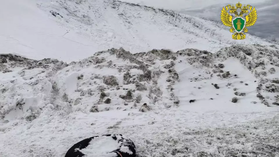 Двое детей погибли после схода снега с горки в Шалинском районе
