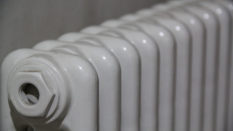 В Артёмовском чугунная батарея в подъезде придавила 9-летнего мальчика