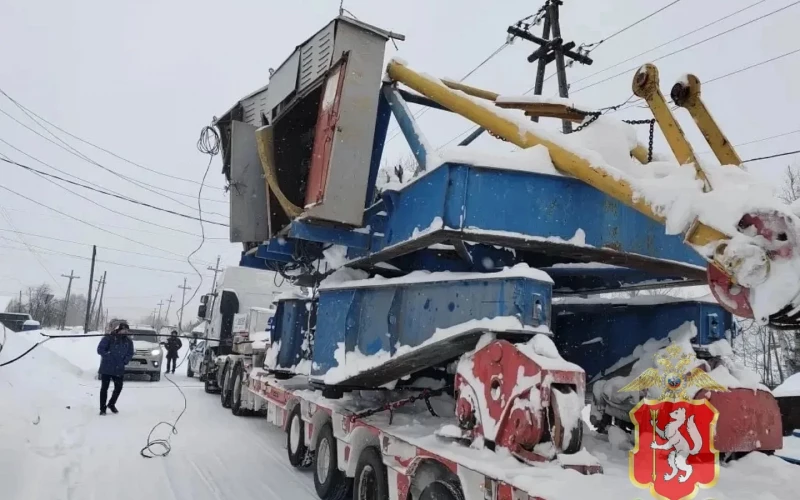 В Краснотурьинске грузовик оборвал провода ЛЭП, обесточив 15 домов