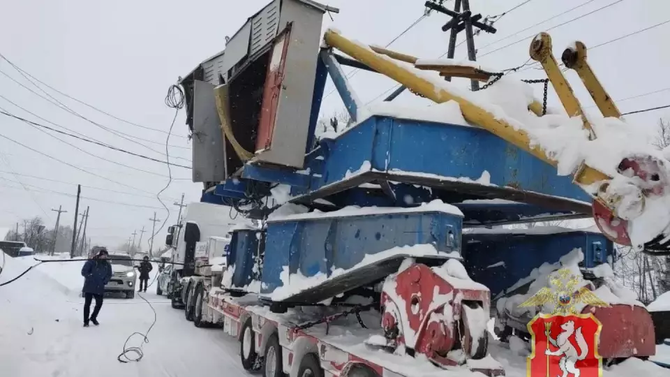 В Краснотурьинске грузовик оборвал провода ЛЭП, обесточив 15 домов