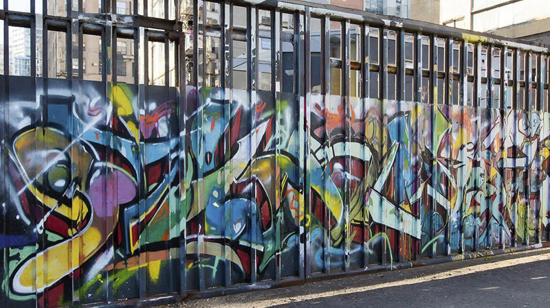 В Салехарде детям разрешили рисовать на строительных заборах