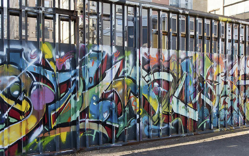 В Салехарде детям разрешили рисовать на строительных заборах