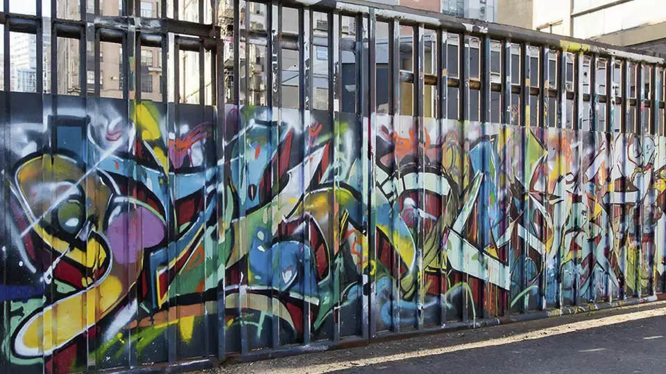 В Салехарде детям разрешили рисовать на строительных заборах