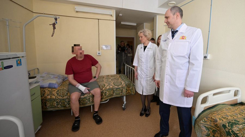 Денис Паслер посетил Свердловский областной госпиталь для ветеранов войн