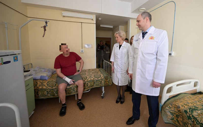 Денис Паслер посетил Свердловский областной госпиталь для ветеранов войн