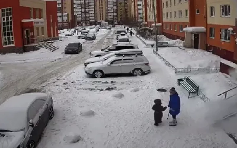 В Тюмени снежная лавина с крыши едва не убила пенсионерку и ребенка