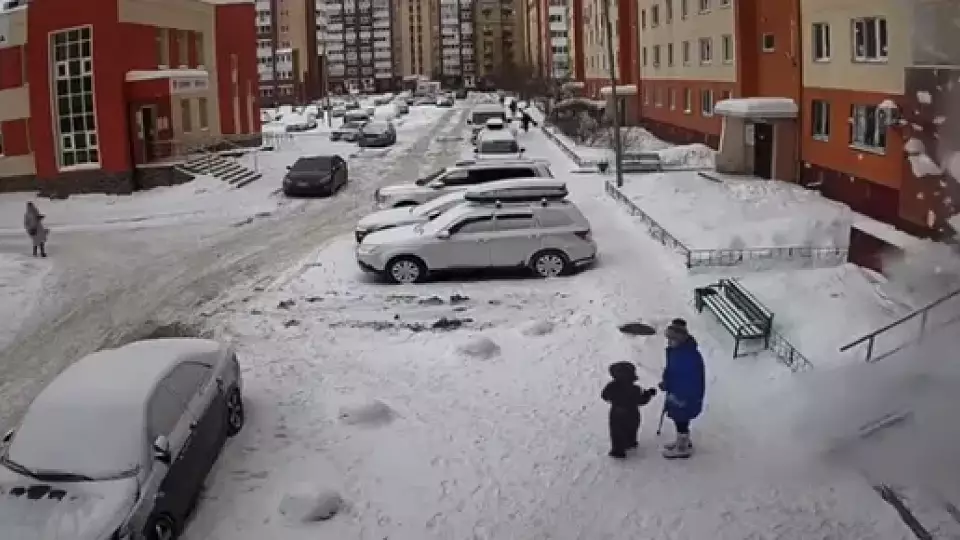 В Тюмени снежная лавина с крыши едва не убила пенсионерку и ребенка