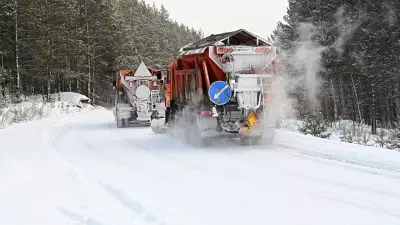 378 машин чистят дороги Свердловской области от снега