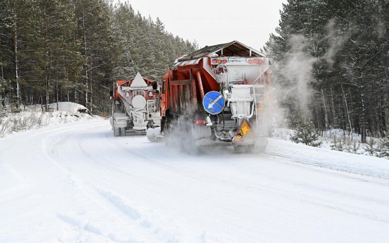 378 машин чистят дороги Свердловской области от снега