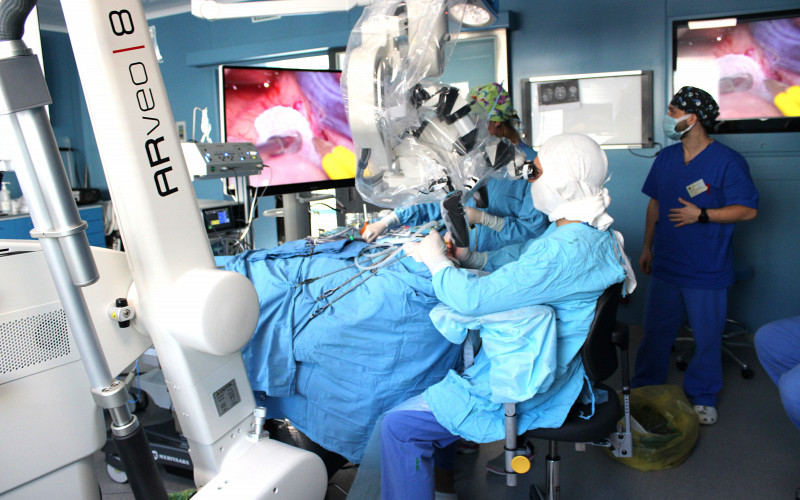 Уральские нейрохирурги первыми в России опробовали микроскоп с дополненной реальностью