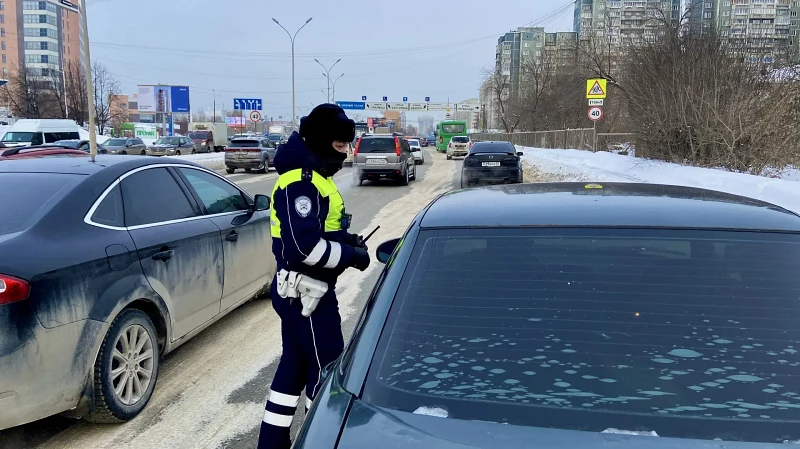 Руководителя с 80 неоплаченными штрафами выявили свердловские автоинспекторы с помощью ИИ