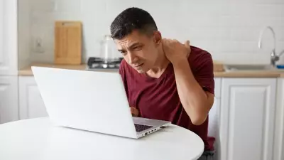 Невролог рассказал, как избавиться от боли в шее от частого использования смартфона