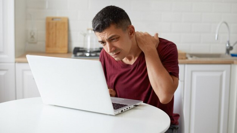 Невролог рассказал, как избавиться от боли в шее от частого использования смартфона