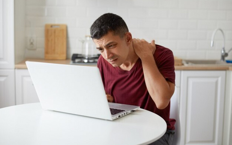 Невролог рассказал, как избавиться от боли в шее от частого использования смартфона