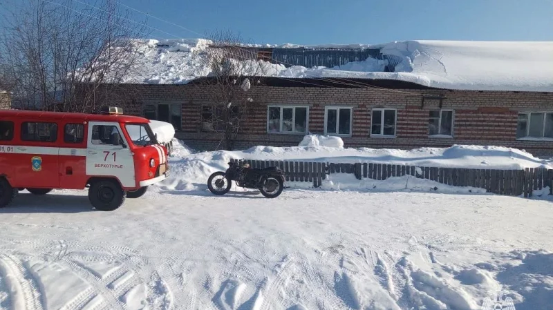 Снег продавил крышу: в Верхотурском районе обрушилась кровля жилого дома