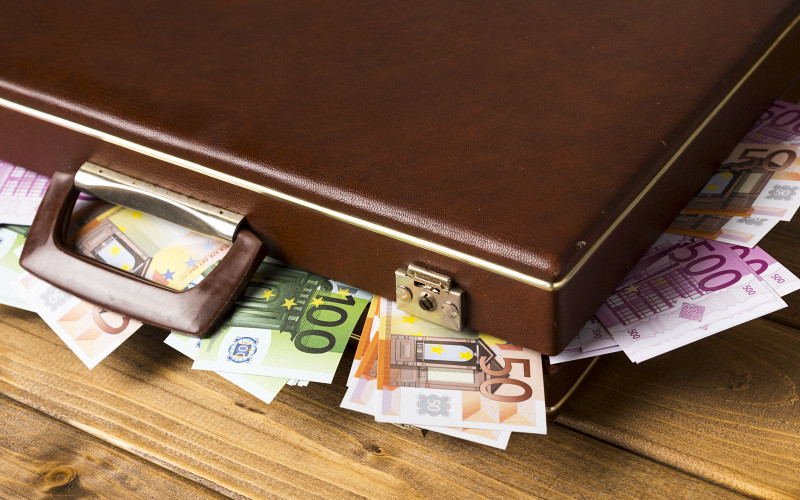 В Кольцово у иностранца конфисковали 4,2 млн рублей за контрабанду наличных