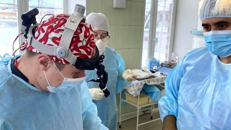 Врачи спасли раздробленную станком руку 70-летнего токаря