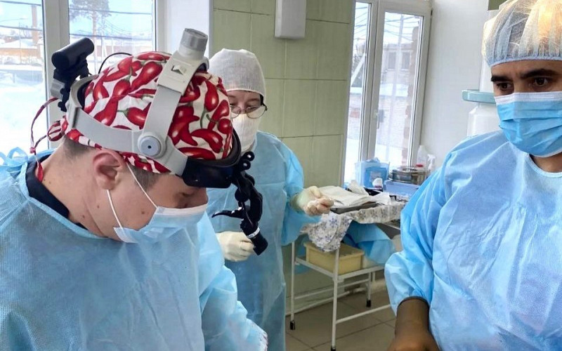 Врачи спасли раздробленную станком руку 70-летнего токаря